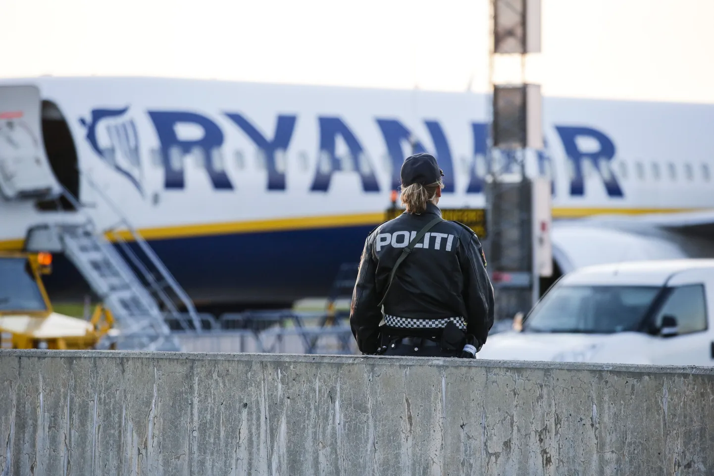 Politsei pommirühm otsis koos koertega lennuki läbi, kuid midagi kahtlast ei avastatud.