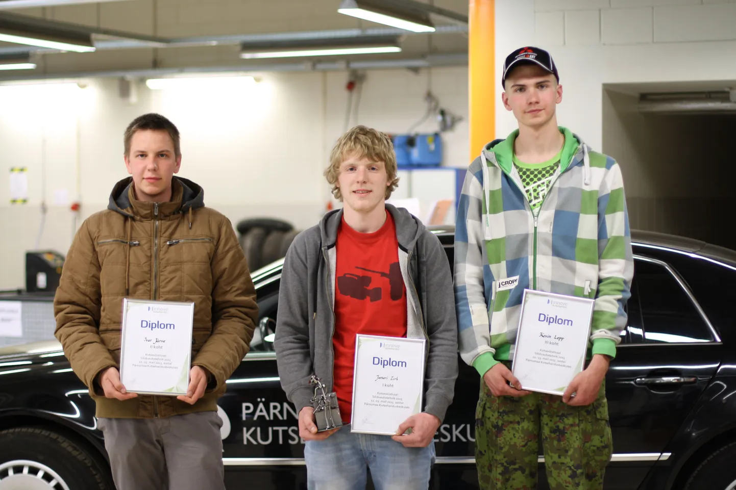 Võistluse „Sõiduautotehnik 2015” võitjad: vasakult Ivari Järve (vasakult) Järvamaa kutsehariduskeskusest, Janari Zirk Taru kutsehariduskeskusest ja Kevin Lepp Pärnumaa kutsehariduskeskusest.