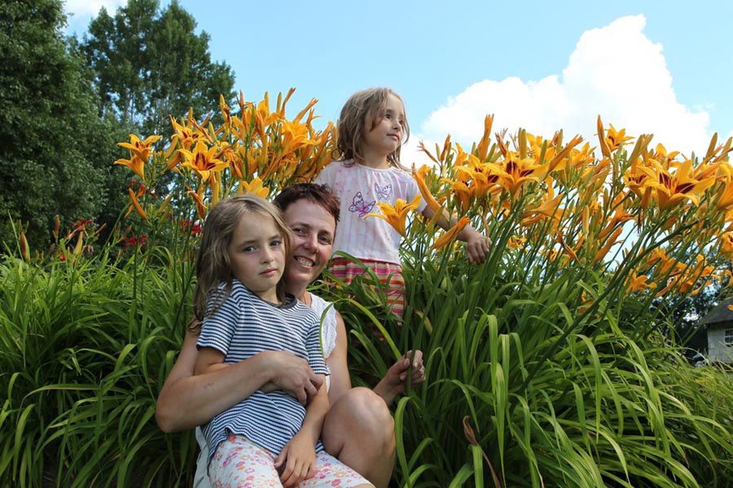 Nõrga talu perenaine Krista Kukk ja tema kaksikutest tütred ootavad lillehuvilisi sel nädalal endale külla.