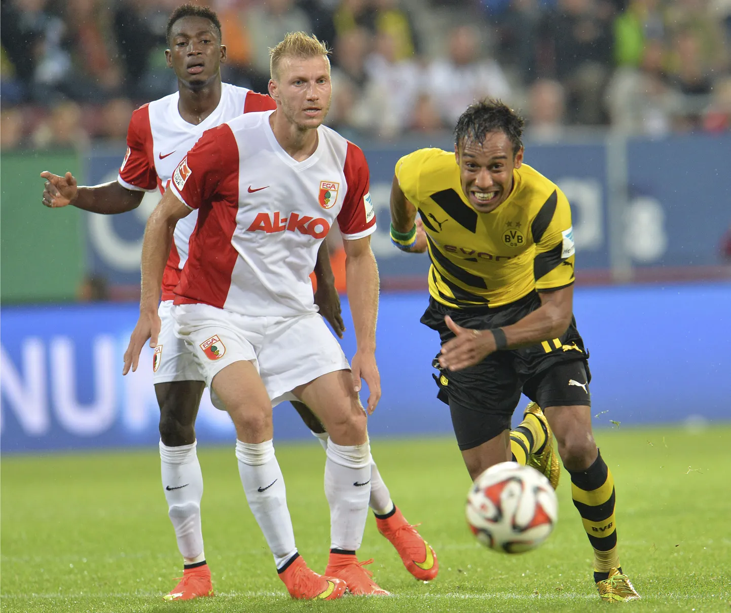 Ragnar Klavan (vasakul) võitlemas Dotmundi Borussia ründaja Pierre-Emerick Aubameyangiga.
