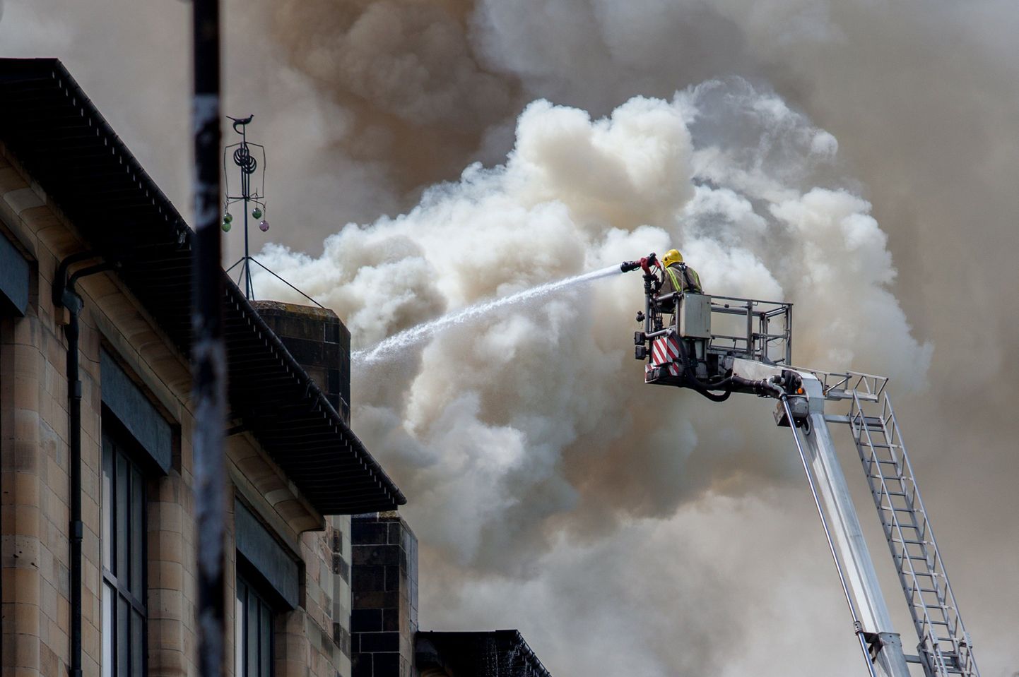 Пожарные продолжают тушить сильный пожар в одном из самых важных зданий Шотландии – Школе искусств Глазго, однако оно уже практически сгорело.