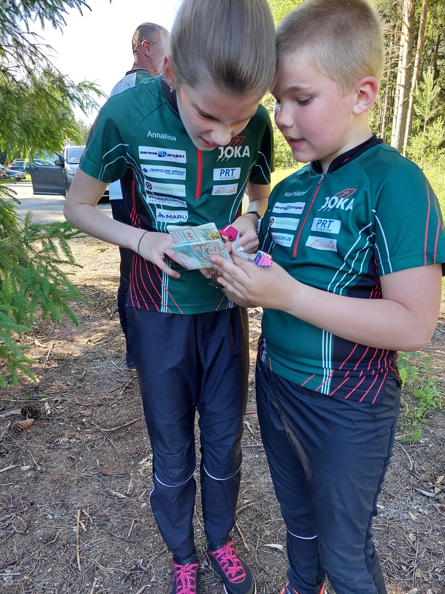 Türi noored orienteerujad Annaliisa ja Karl Märten Aren otsivad mastikul parimat teed kontrollpunktini.