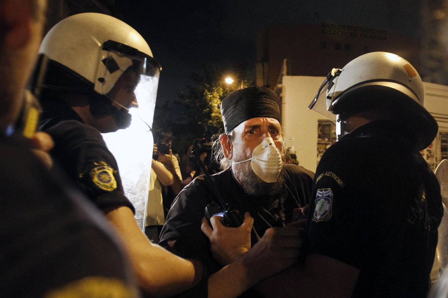Märulipolitseinikud pidasid eilsel meeleavaldusel Ateena teatri ees teiste seas kinni õigeuskliku munga.