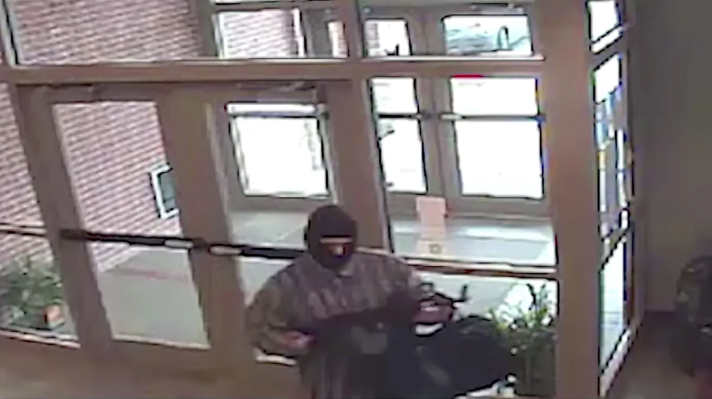 Kaader turvakaamera salvestiselt. Pildil Richard Gathercole, keda tuntakse kui AK-47 bandiiti