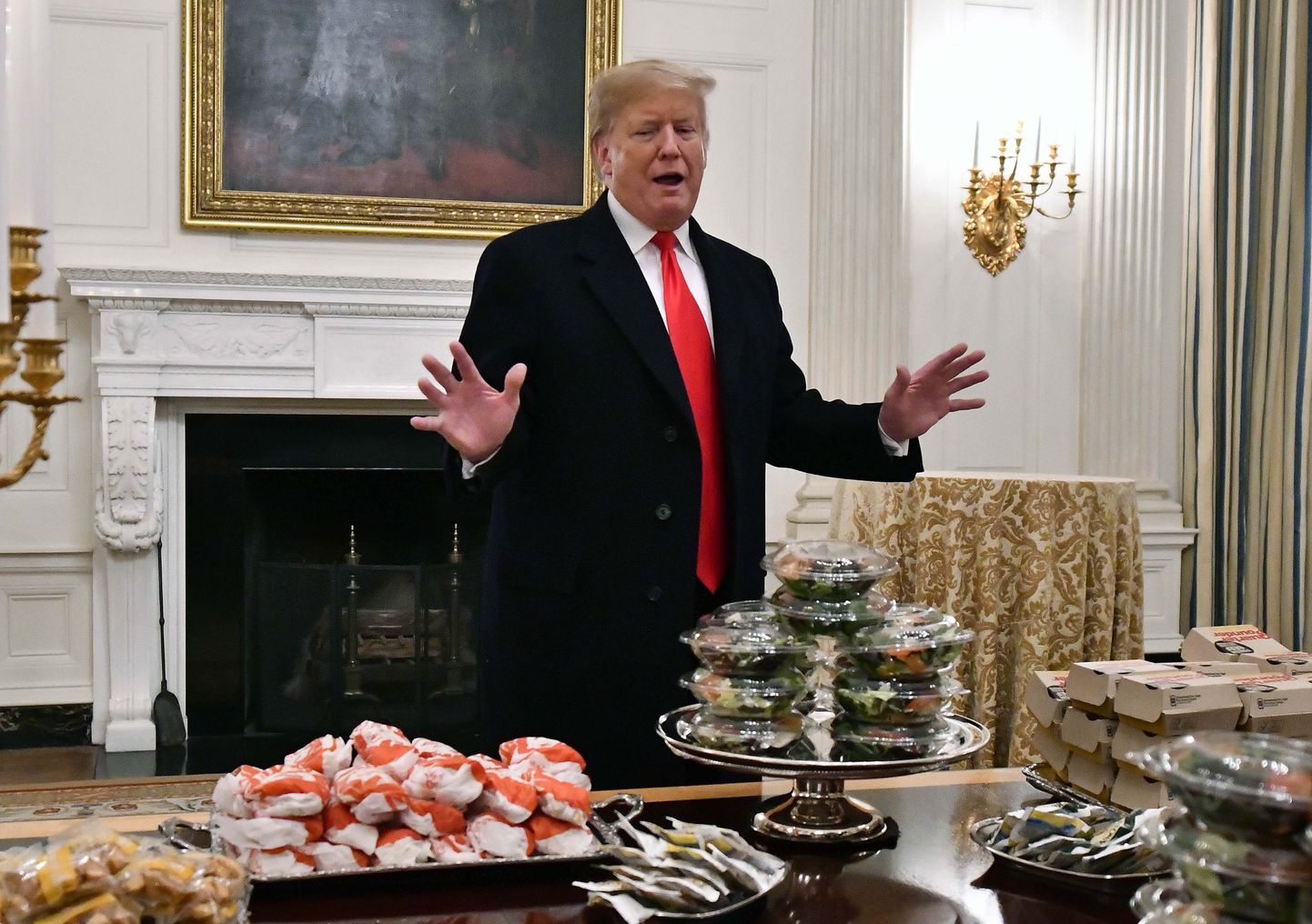 14. jaanuaril 2019 pakkus Trump külla tulnud sportlastele Valges Majas burgereid