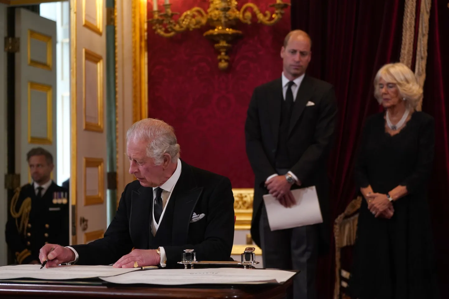 Charles III kuulutati kuningaks.