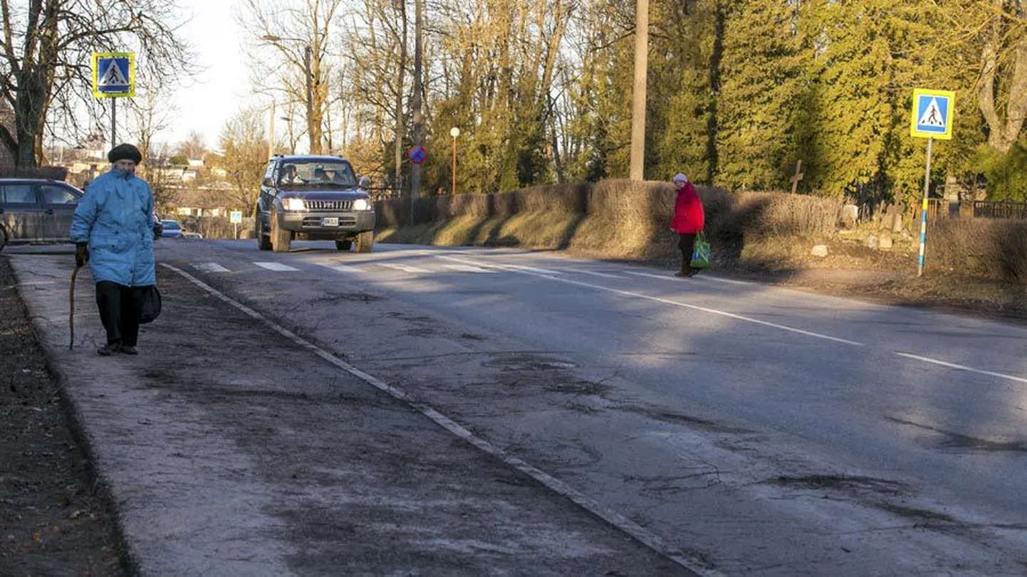 Riia maanteel päästeteenistuse maja ja kalmistu vahele jääv ülekäigurada on Sirli Leieri analüüsi kohaselt üks Viljandi ohtlikumaid. Viimastel aastatel pole seal turvalisuse suurendamiseks midagi tehtud.