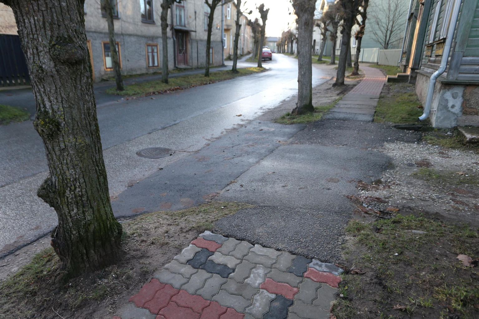Tolstoi tänava sellisel moel remonditud kõnnitee elanike ilumeelt ja ka praktilisi vajadusi ei rahulda. 
 