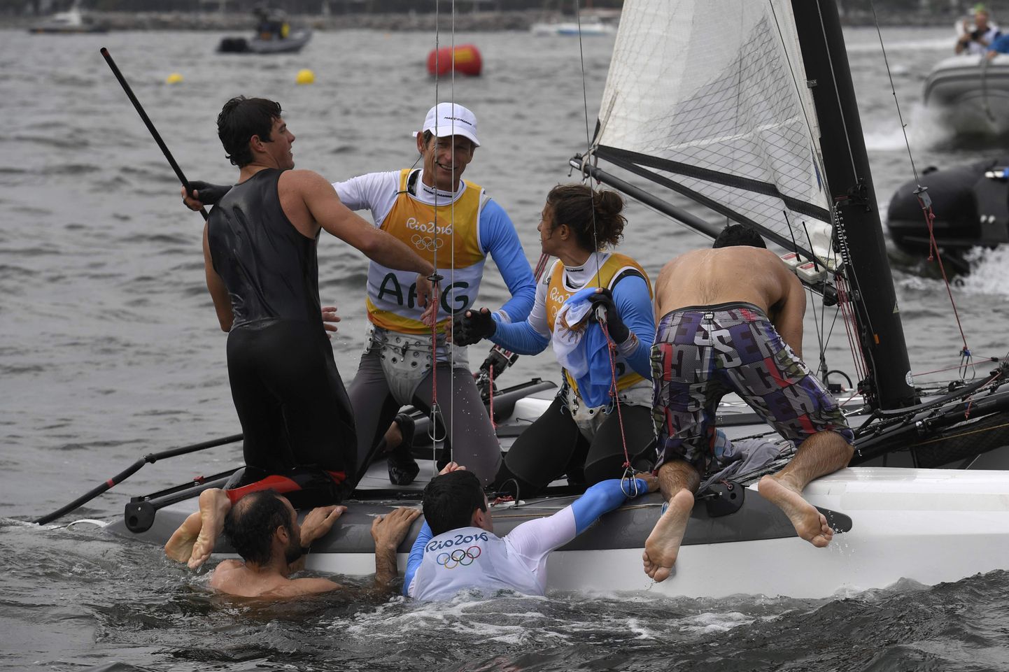 Santiago Lange ning Cecilia Carranza Saroli hetk pärast kuldset finišit. Lange´i pojad ujusid isa õnnitlema.