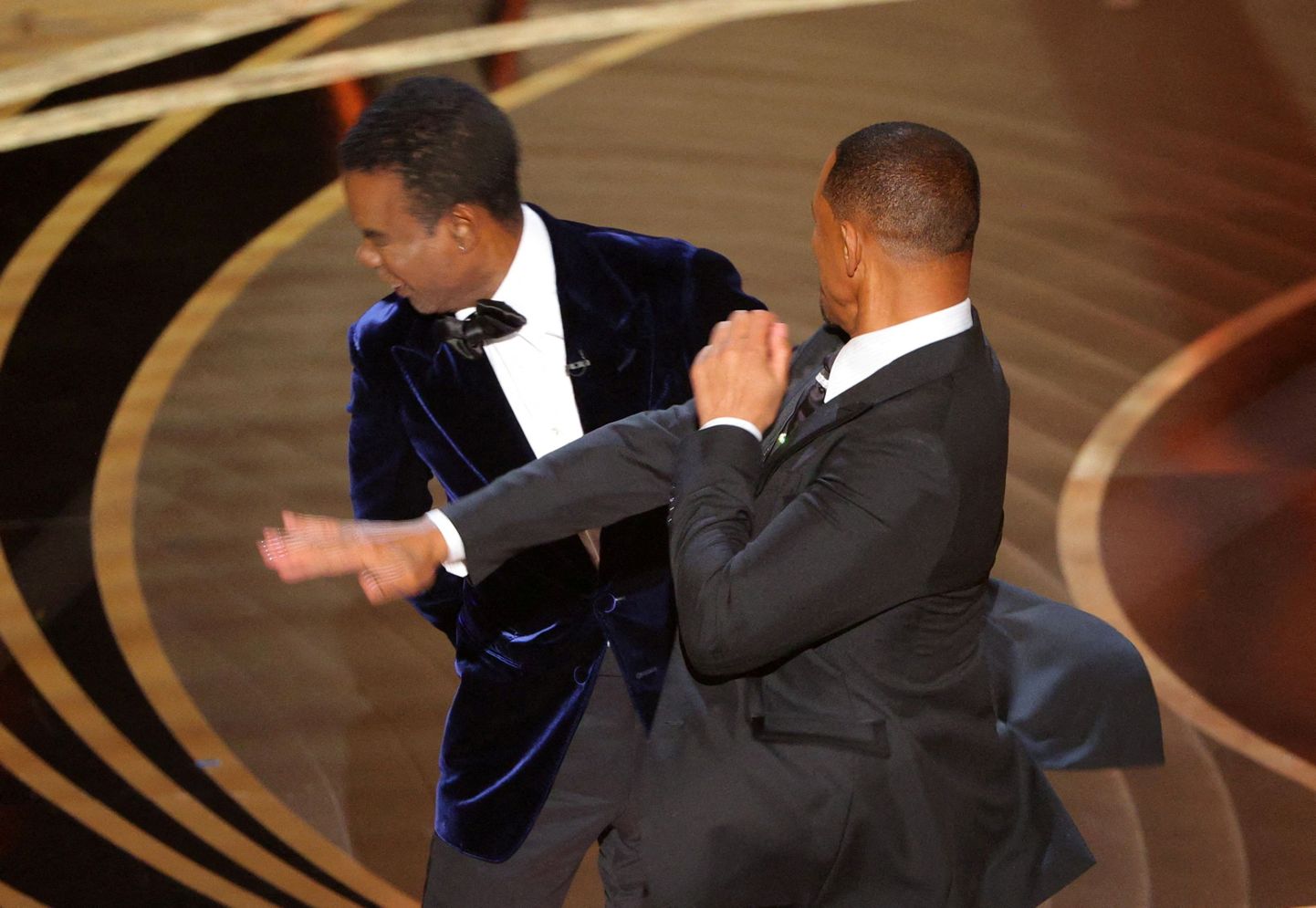 Näitleja Will Smith (vasakul) lõi 94. Oscarite auhinnagalal Chris Rocki.