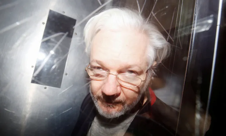 Julian Assange 13. jaanuaril Londoni Westminsteri kohtus