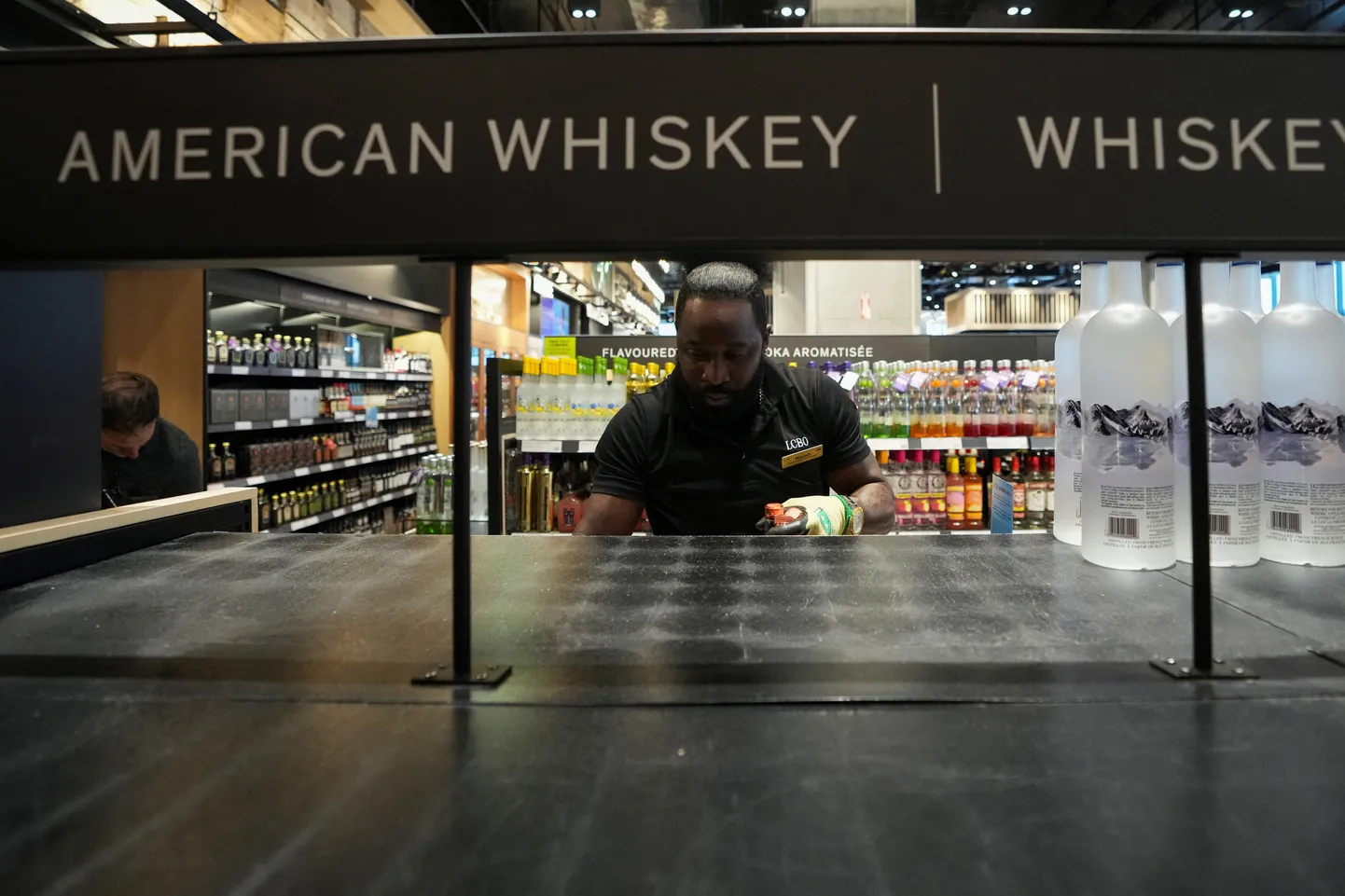 Poetöötajad eemaldavad Ameerika päritolu alkoholipudeleid Ontario Alkoholi Kontrollnõukogu (LCBO) poe riiulitelt. See on osa vastumeetmetest USA presidendi Donald Trumpi väljakuulutatud tollitariifide vastu, Torontos, Ontarios, Kanadas, 4. märtsil 2025.