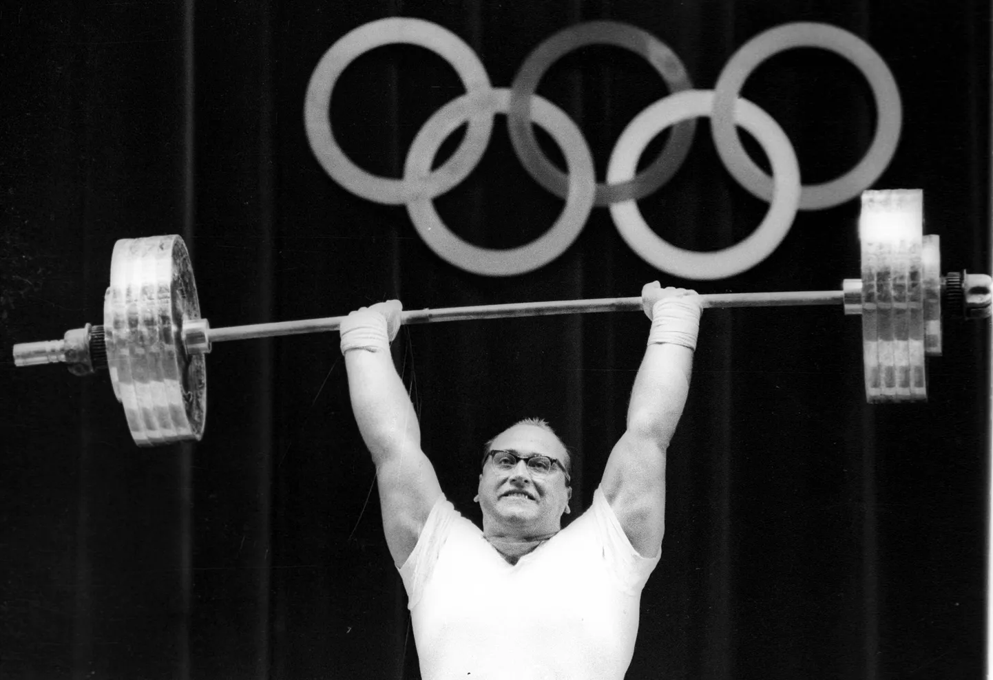 Победитель Олимпийских игр-1960 в тяжелой атлетике Юрий Власов скончался в субботу в возрасте 85 лет