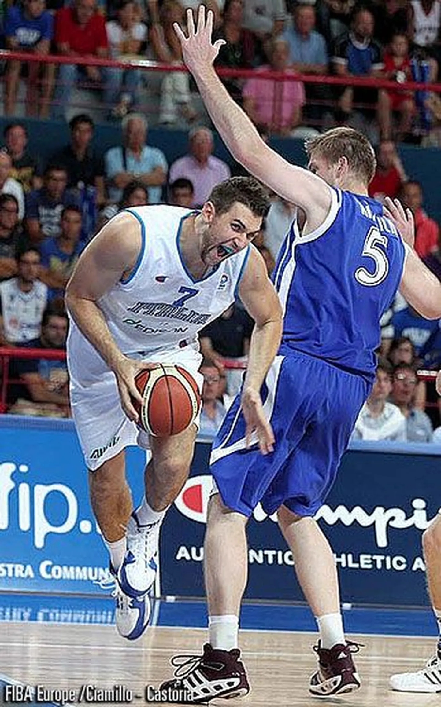 Andrea Bargnani (palliga) soomlaste kaitsest läbi murdmas.