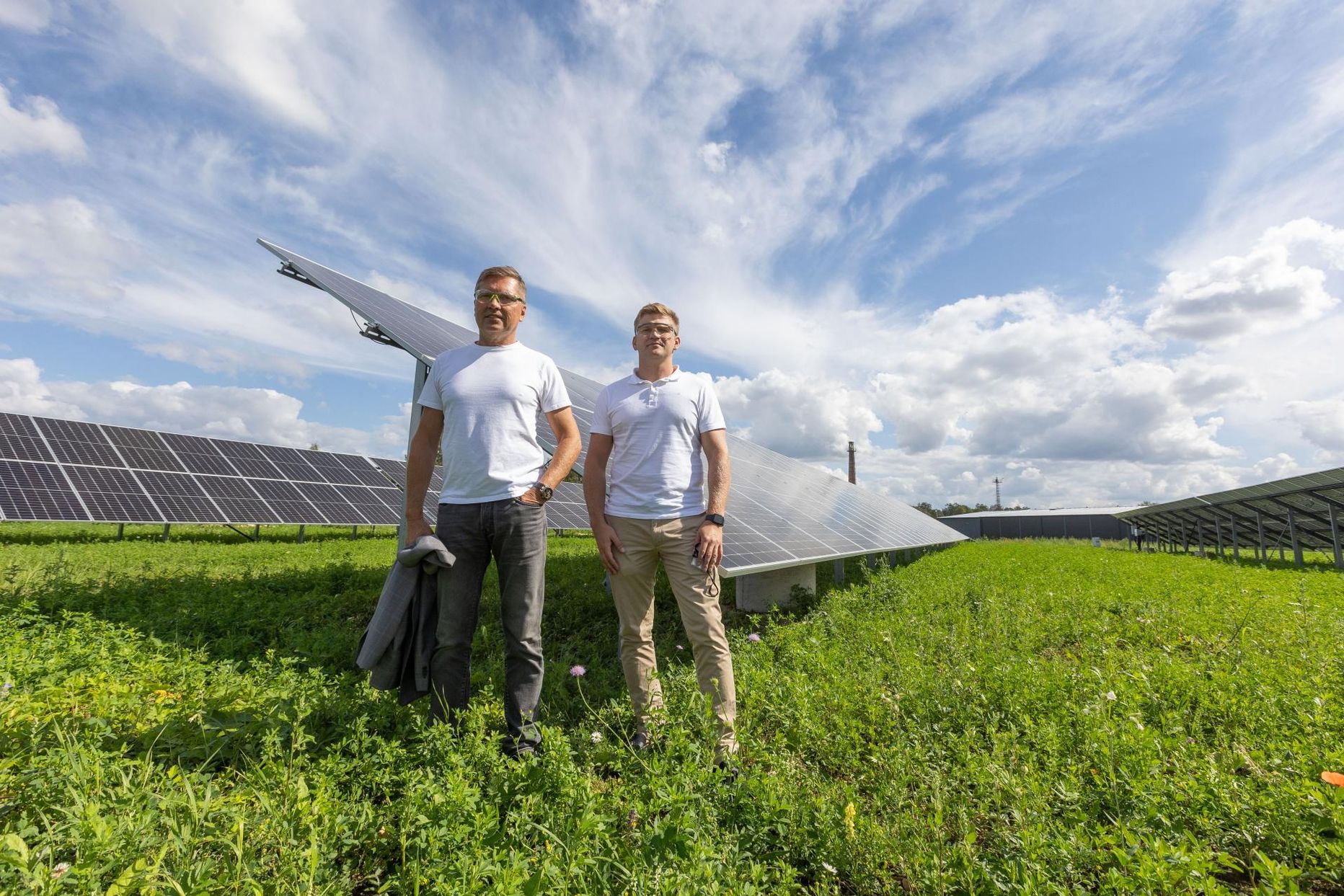 Esimesed päikesepaneelid paigaldas Konesko Koeru tehase katusele üheksa aastat tagasi, päikesepark põlluserval, kus Mart (vasakul) ja Marek Hirtentreu seisavad, valmis aprillis­.