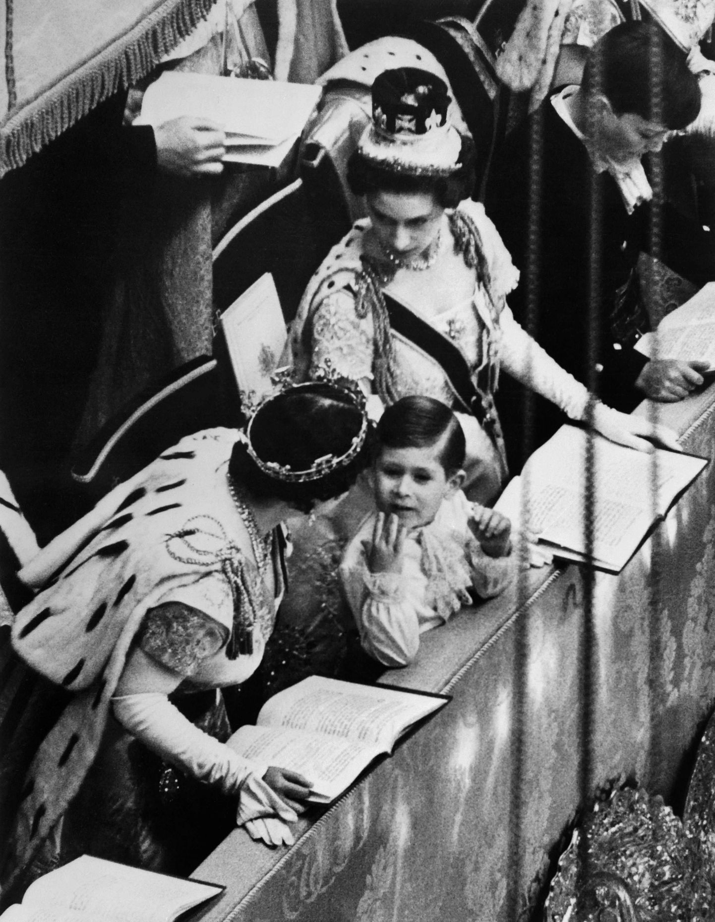 Briti kuninganna Elizabeth II, ta poeg prints Charles ja ema kuninganna Elizabeth 2. juunil 1953 Londonis Westminster Abbeys kroonimistseremoonial