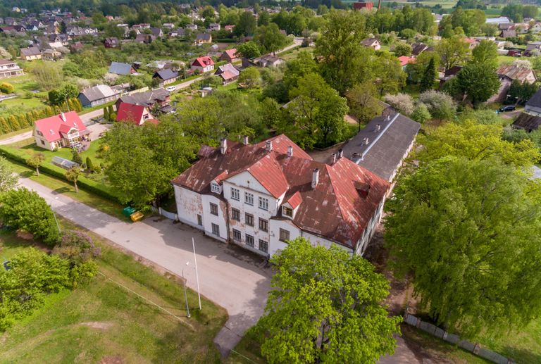 Lembitu 2 endine koolimaja, mida ümbritsevad eramud.
Foto: Arvo Meeks/Valgamaalane/Scanpix
