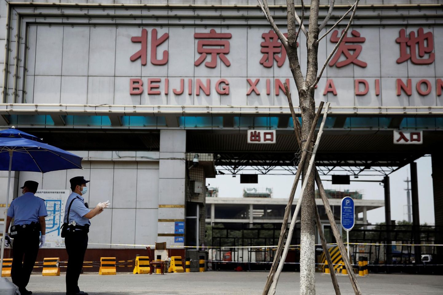 Korrakaitsjad Pekingi koroonapuhangu keskmeks kujunenud Xinfadi turu sissepääsu juures.