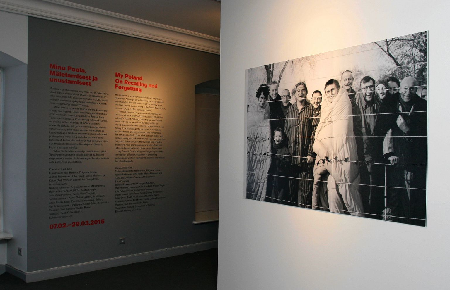 Väljapanekut sisse juhatava suure teksti juures ootab näitusekülastajat Zbigniew Libera foto «Residendid».