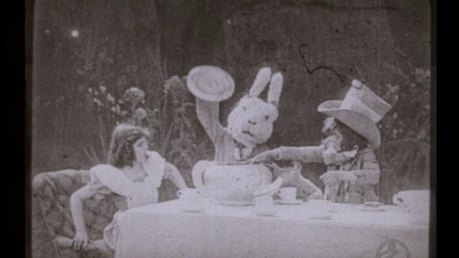 Ekrānuzņēmums no 10 minūšu īsfilmas "Alises piedzīvojumi Brīnumzemē", 1910. gads