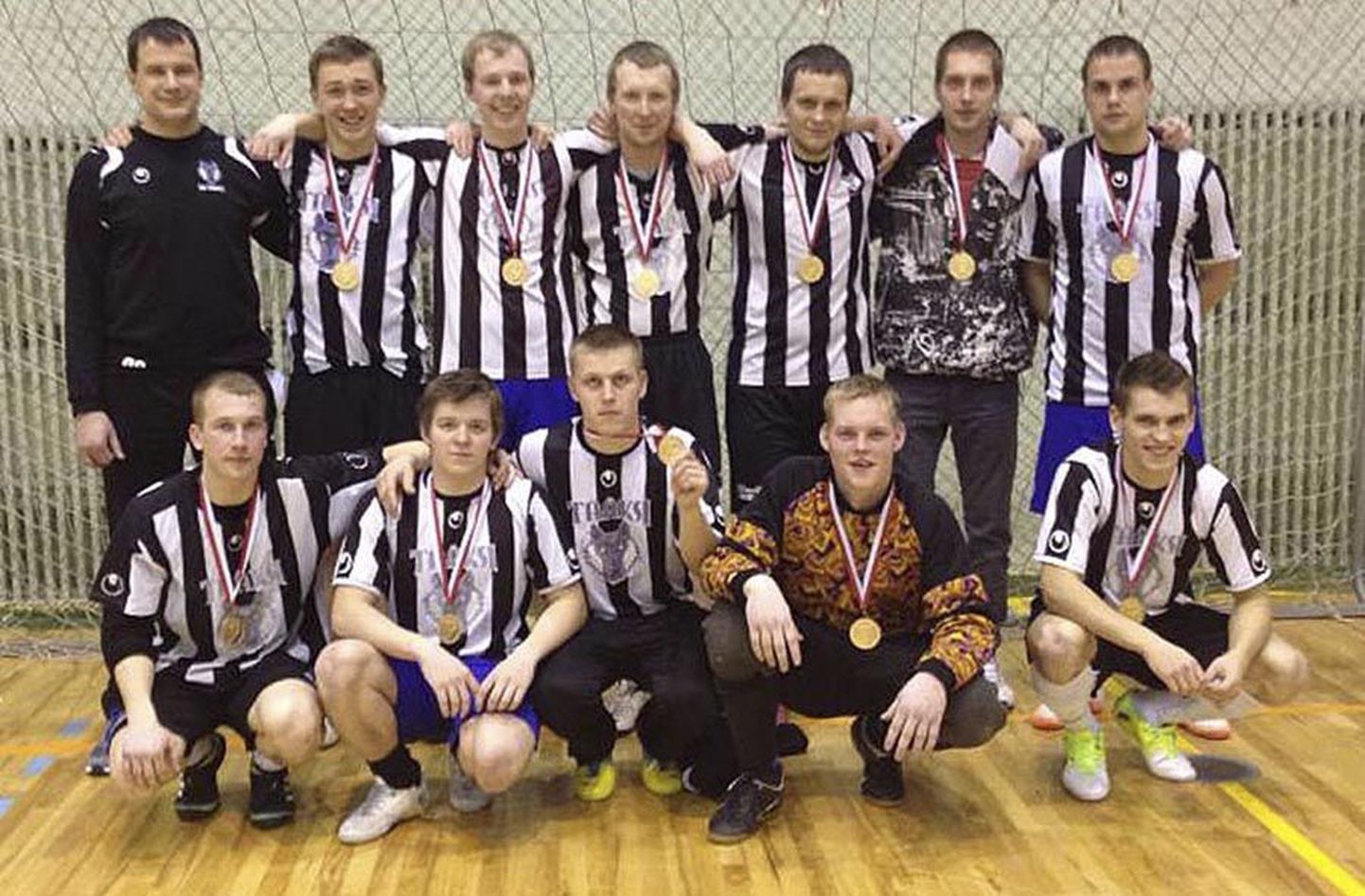 Viljandimaa 2013. aasta saalijalgpalli meistriks tulid Tääksi spordiklubi mängijad.
