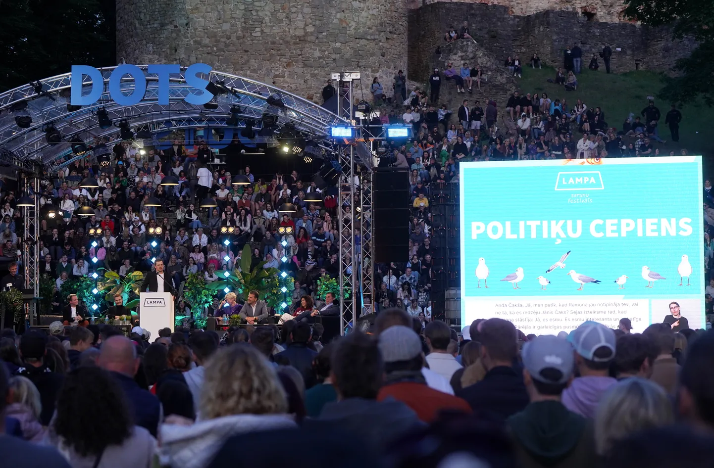 "Politiķu cepiens" sarunu festivālā "Lampa" Cēsu pils parkā.