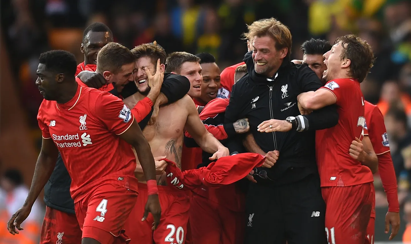 Jürgen Klopp (mustas) jäi koos mängijatega väravat tähistades prillidest ilma.