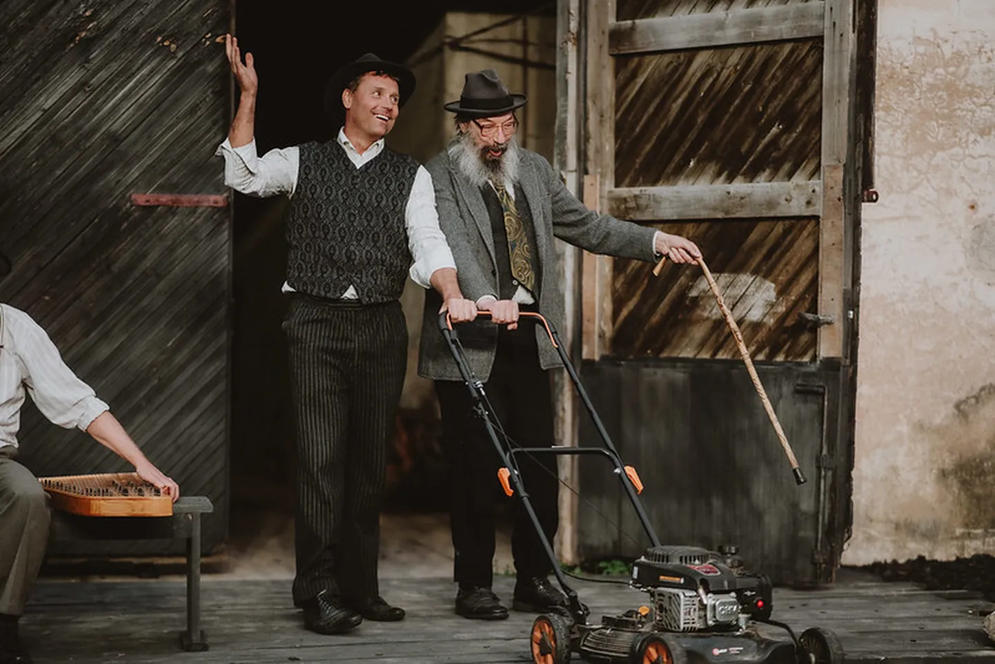 Teater Temufi mängib Tarvastu mõisa tallihoovis lavastust «Oskar Luts ehk Laul igavesest õnnest».