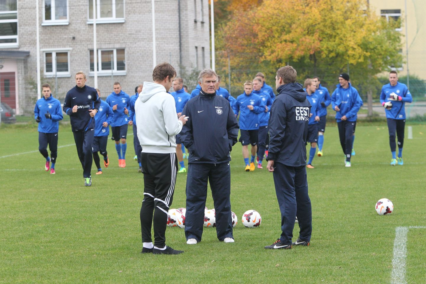 Тармо Рюйтли (в центре) на предматчевой тренировке сборной Эстонии.