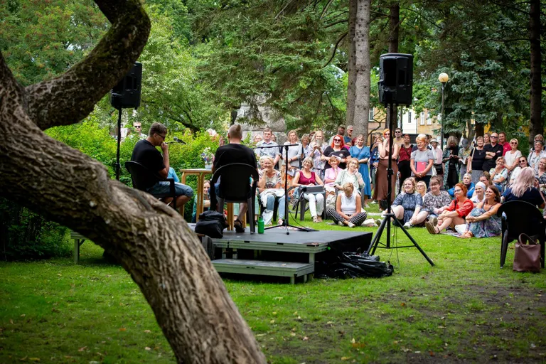 Mullune Pärnu kirjandusfestival Koidula pargis.