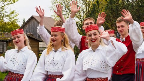 Võnnu Kaera-Jaan kutsub eri kultuuritaustaga inimesed ühte tantsuringi