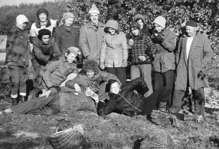 Aasta 1976. Rõngu õunaaias. Pikali Neeme Brus, Jaak Konno, taga Raivo Lott ja Jaan Rekkor. Seisavad Silvia Paluoja (Sibrits), Aarne Rannamäe, Aune Unt (Nuiamäe), Tiina Rebane (Merirand), Tõnu Karro, Marica Lillemets (Alaküla), Aime Jõgi, Kärt Hellerma (Tõnisson), Heli Salong (Kask). Kursuse juhendaja Juhan Peegel seisab tolmumantlis paremal.