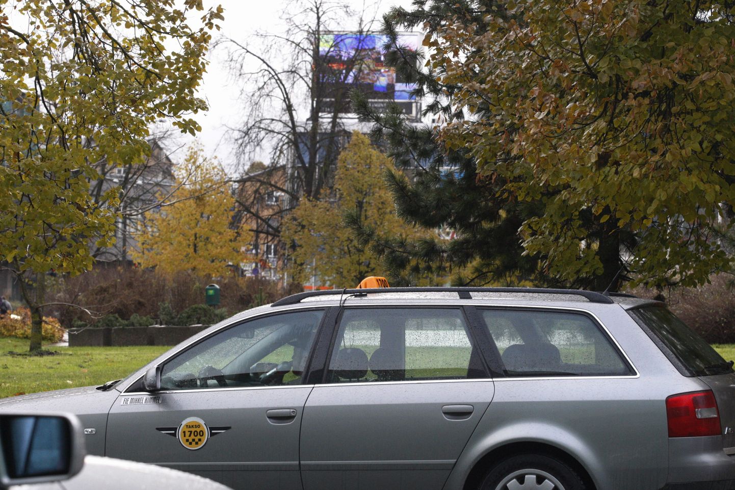 Tartu Hansakeskuse katusel olev LED-ekraan segab OÜ Vatex taksode raadiosidet.