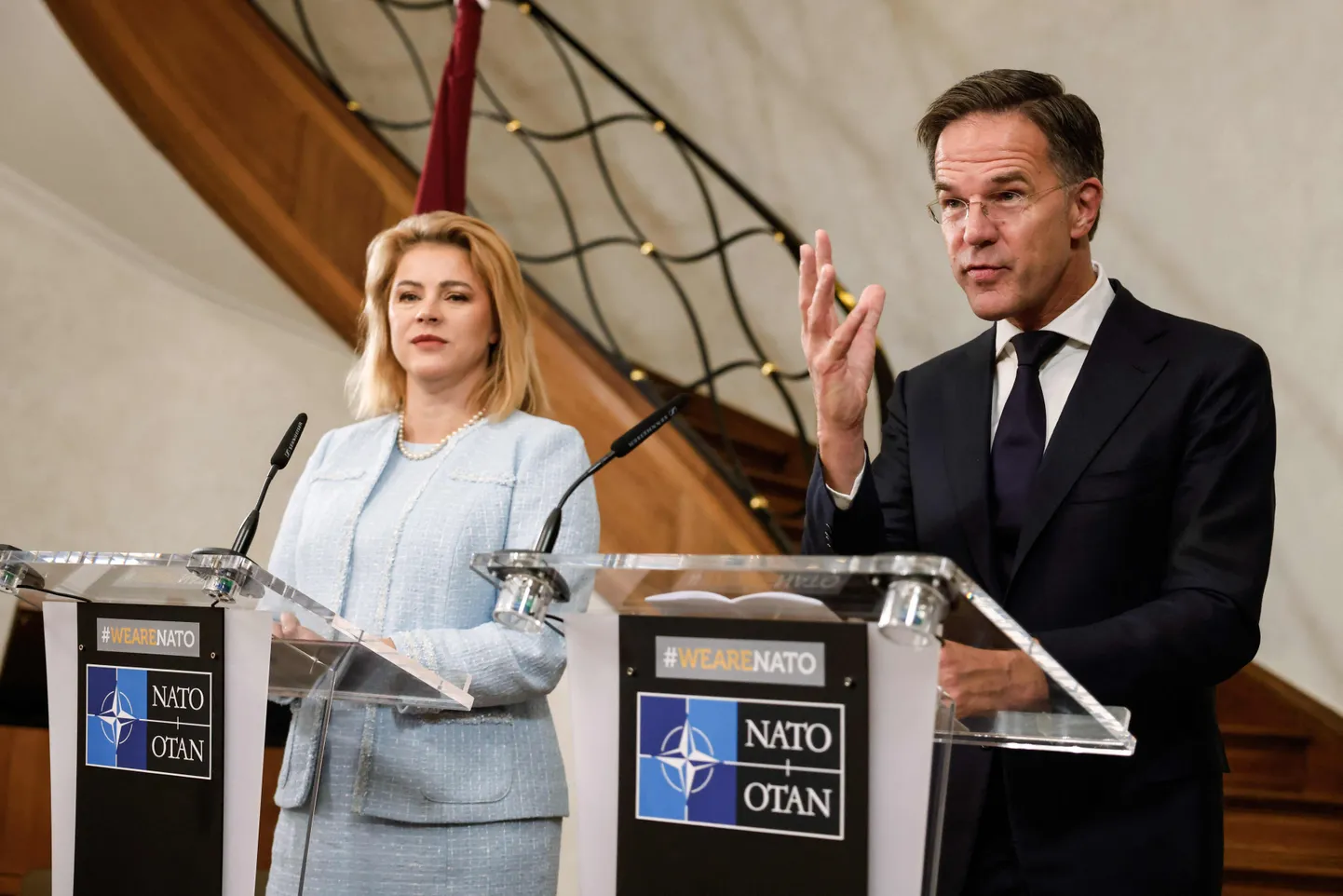 NATO peasekretär Mark Rutte ja Läti peaminister Evika Siliņa pressikonverentsil Brüsselis.