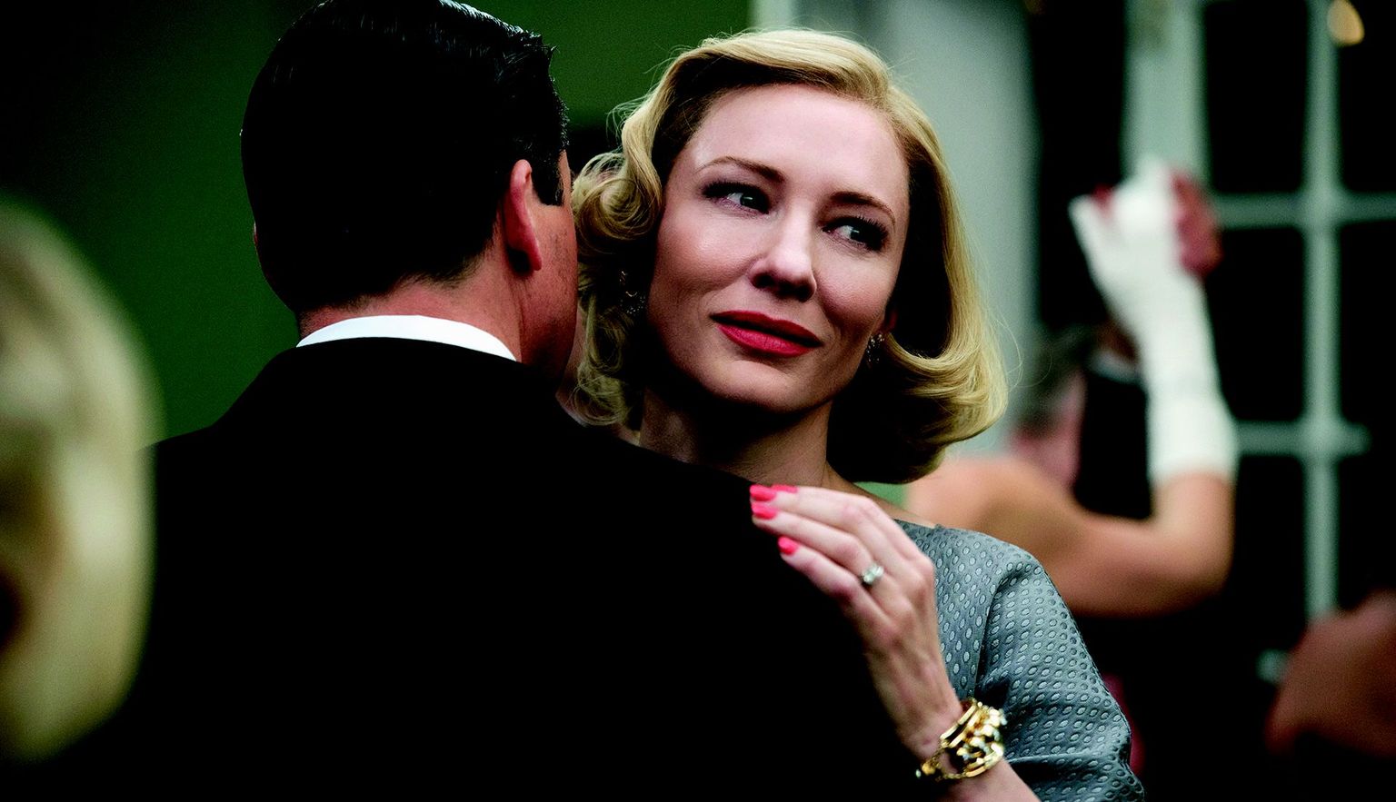 Carol (Cate Blanchett) on lõksus armastuseta abielus.