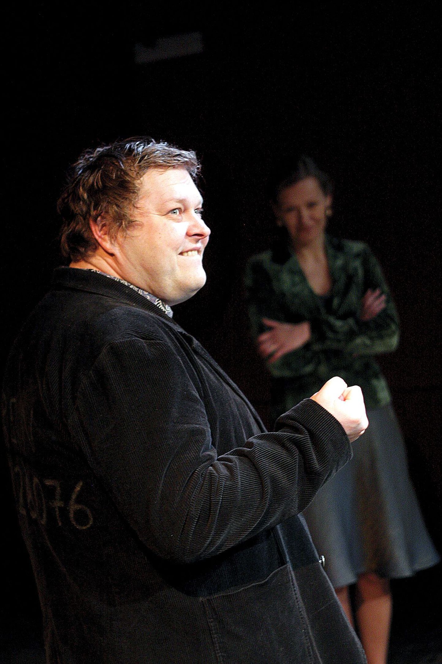 Tartu Uue Teatri lavastuses «Rein Pakk otsib naist» mängib Rein Pakku Rein Pakk ja Helena Merzinit Helena Merzin.