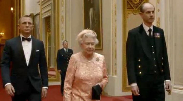 Kuninganna Elizabeth II ja Daniel Craig James Bondina 2012. aasta Londoni olümpia videos