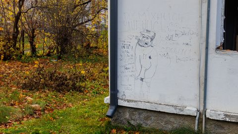 Rakvere kesklinnas seisvale akendeta maja seintele ilmusid sõnumid tõsiste ähvardustega