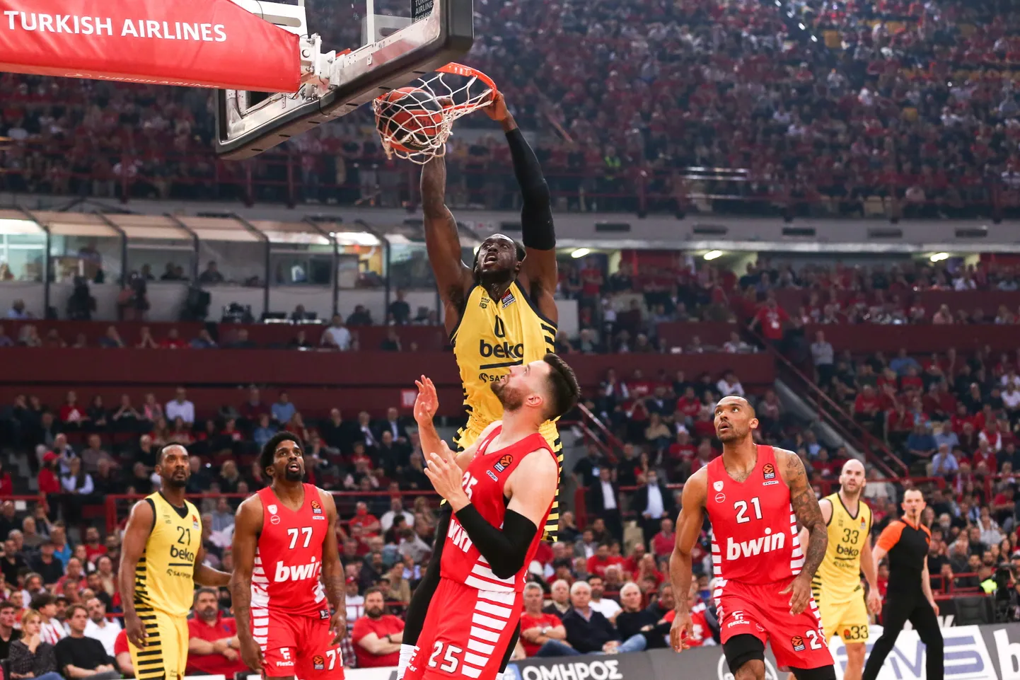Fenerbahce tsenter Jonathan Motley surub palli Olympiacose korvi.