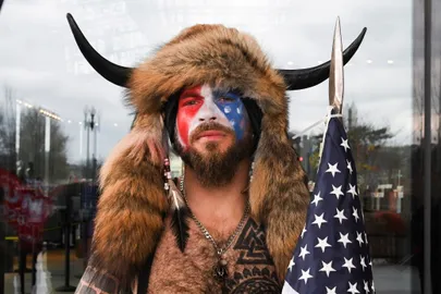 President Donald Trumpi toetaja ja vendenõuteoreetik Jake Angeli ründas 6. jaanuaril 2021 Washingtonis Kapitooliumit.