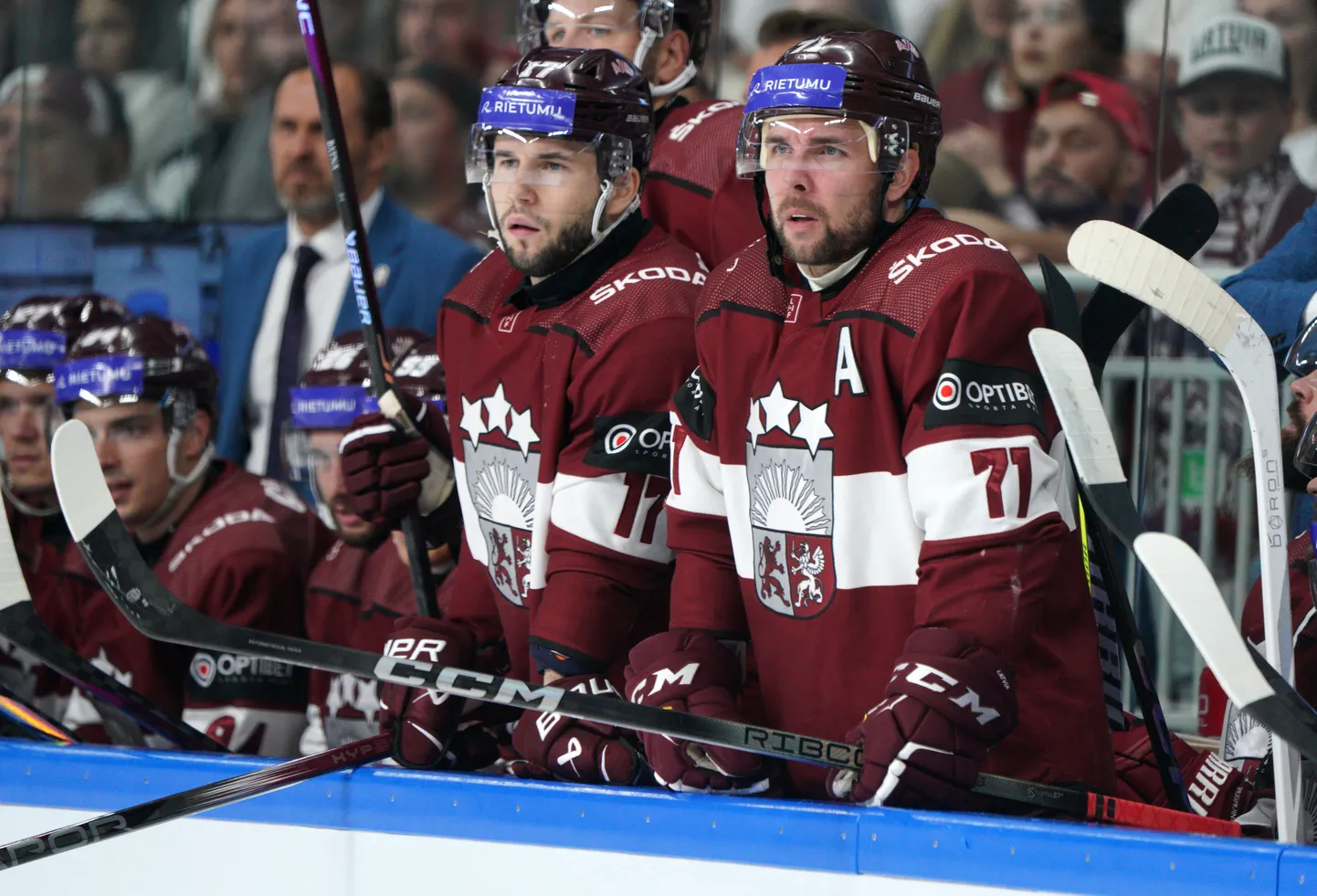 Latvijas hokejisti Mārtiņš Dzierkals un Roberts Bukarts