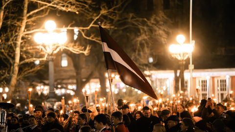 FOTO ⟩ Tūkstošiem lāpu pāršķeļ tumsu: Rīgā aizvadīts vērienīgs lāpu gājiens