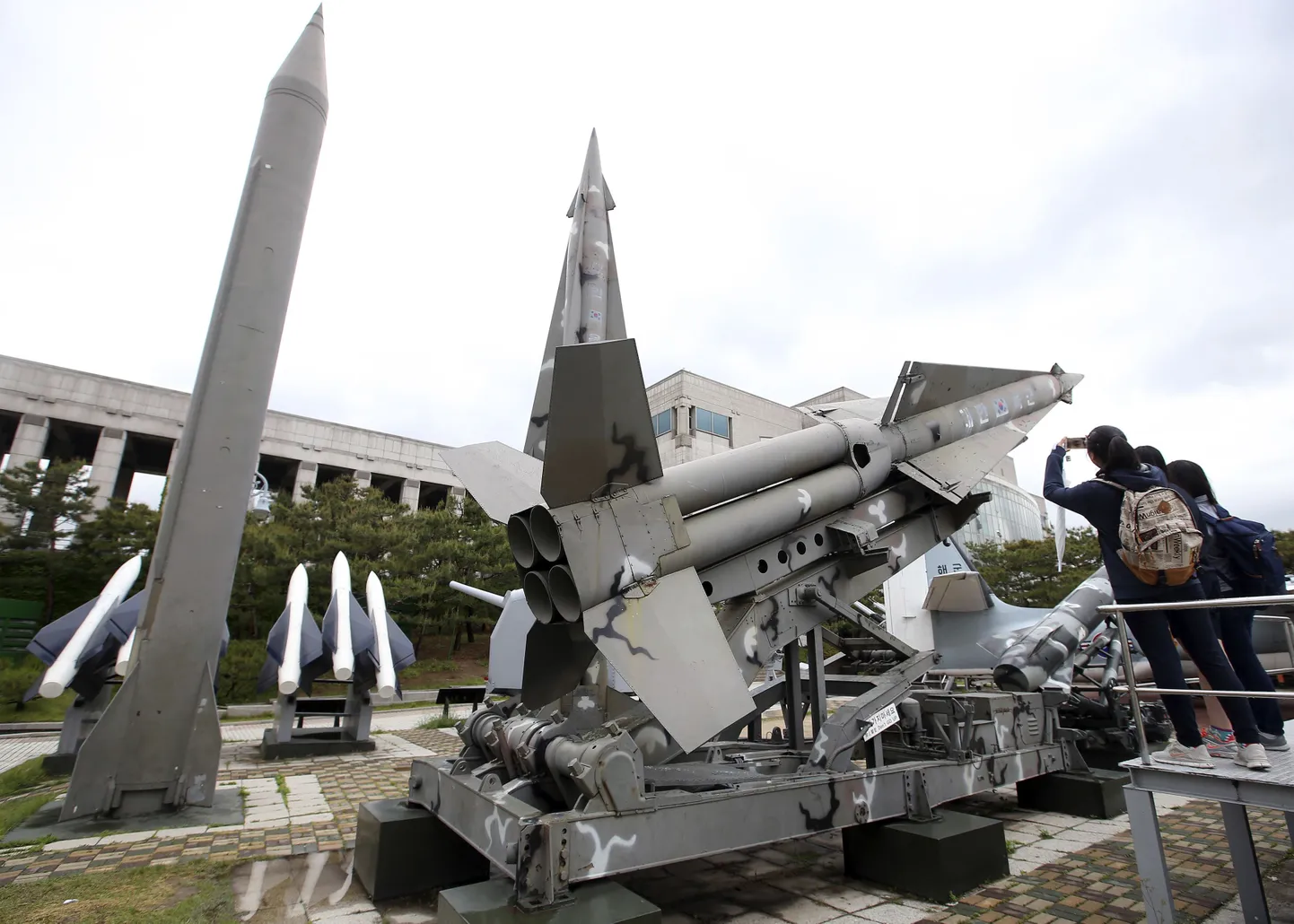 Külastajad Seouli sõjamuuseumis vaatavad järele tehtud Põhja-Korea raketti.