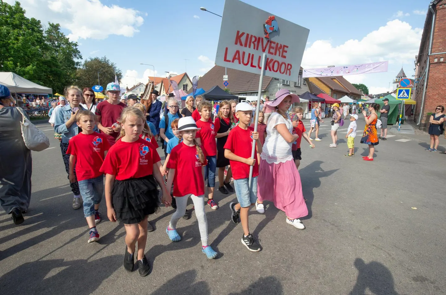 Maakonna noorte laulu- ja tantsupeo lahutamatu osa on rongkäik.