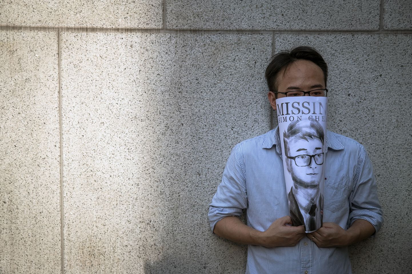 Aktivist Briti konsulaadi ees Hongkongis 21. augustil Simon Chengi pildiga.