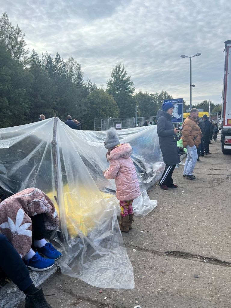 Очереди из украинцев на выезд из России в ЕС через погранпереход Куничина Гора - Койдула на российско-эстонской границе, октябрь 2022 года.