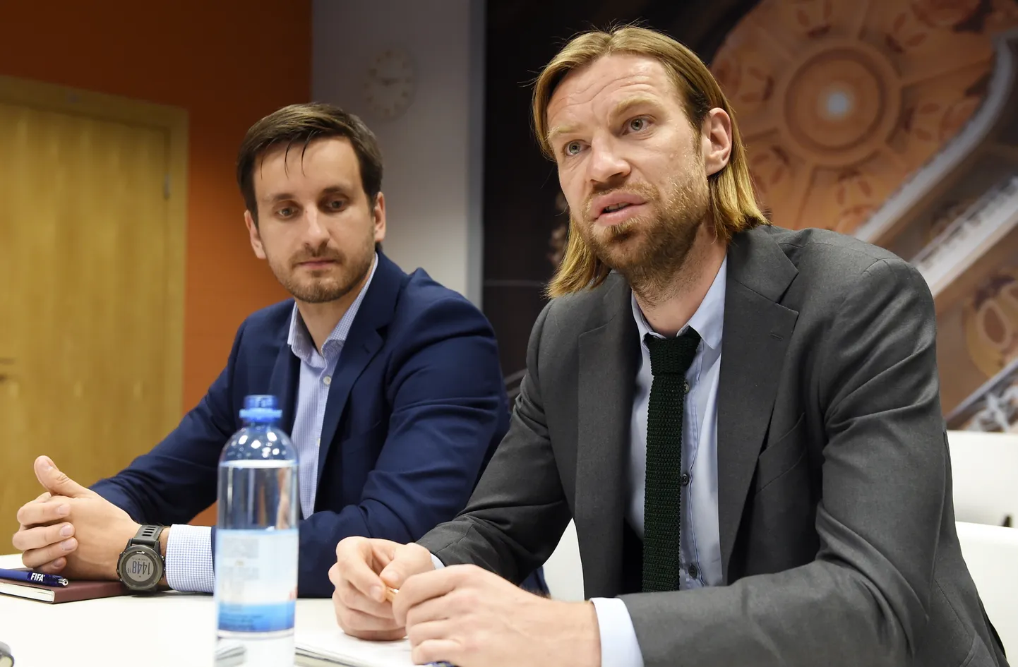 Latvijas Futbola federācijas (LFF) izpilddirektors Edgars Pukinsks (no kreisās) un LFF prezidents Kaspars Gorkšs