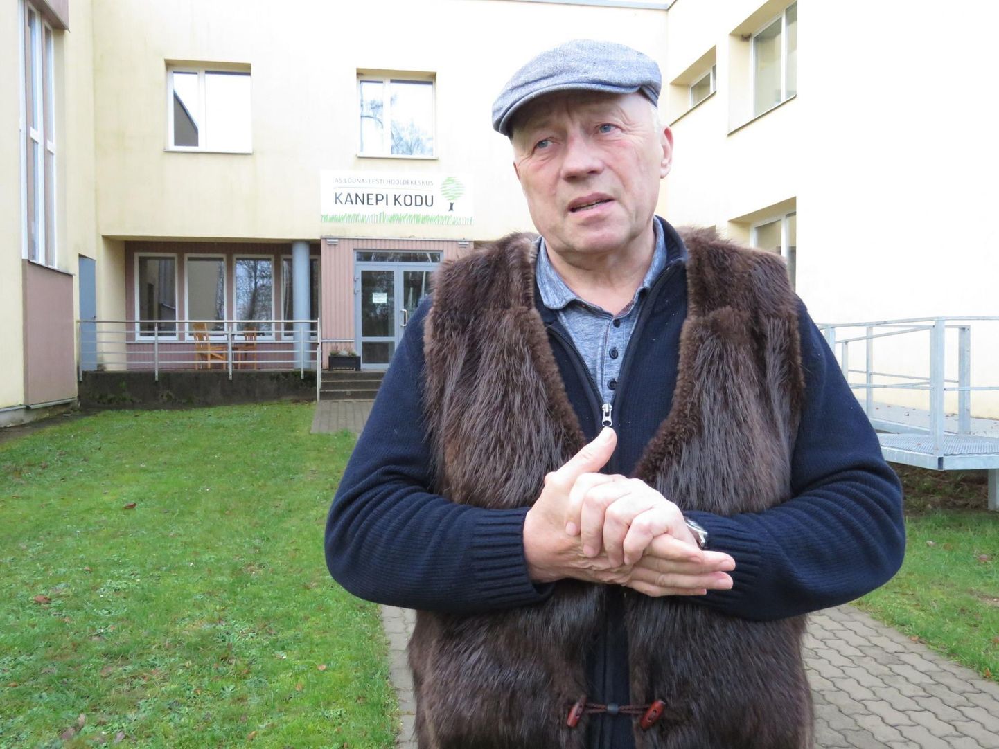 Lõuna-Eesti Hooldekeskuse ASi juhatuse liige Ülo Tulik Kanepi Kodu ees.
