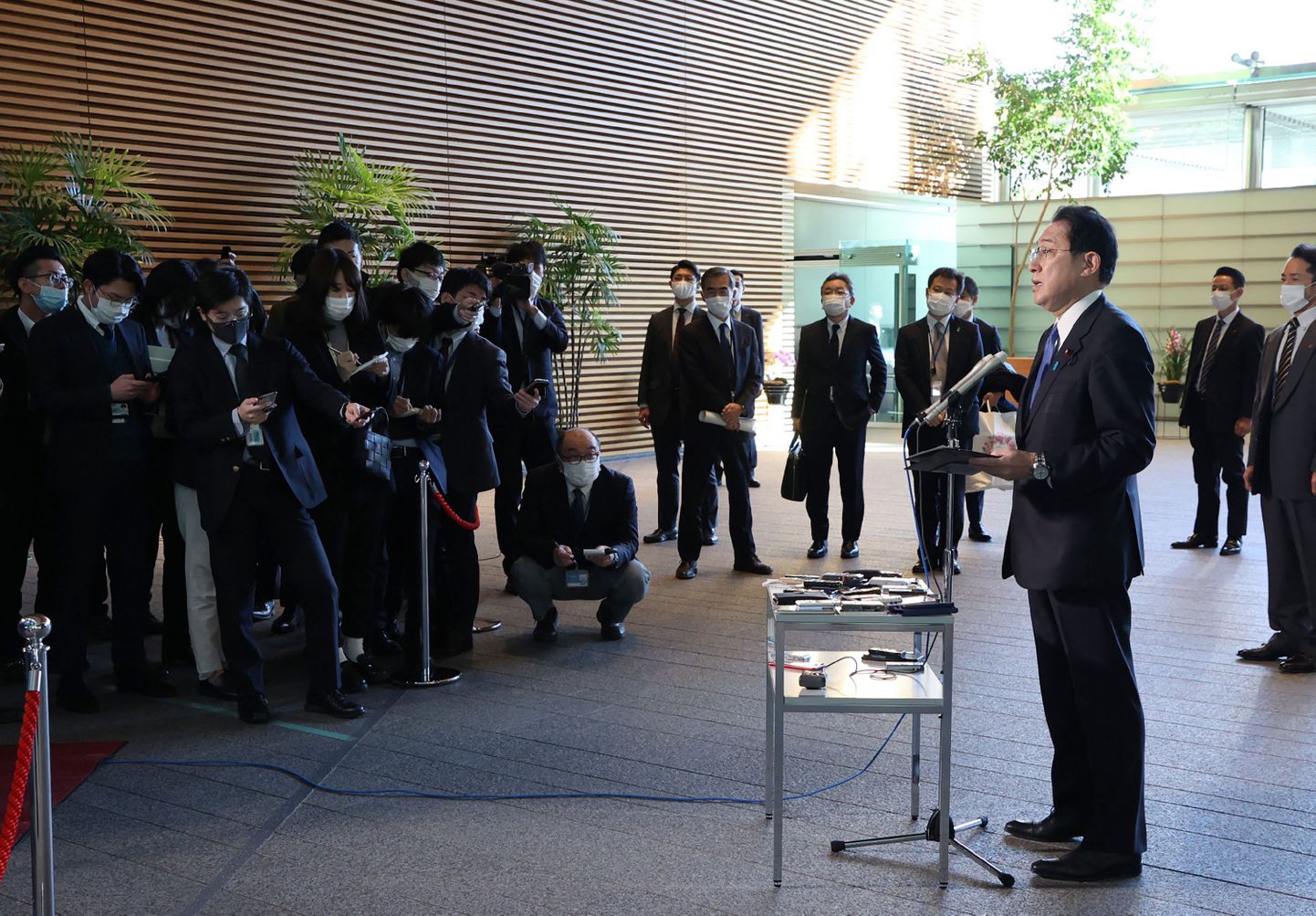 Jaapani peaminister Fumio Kishida vastamas ajakirjanike küsimustele pärast seda, kui Põhja-Korea tulistas ballistilise raketi.