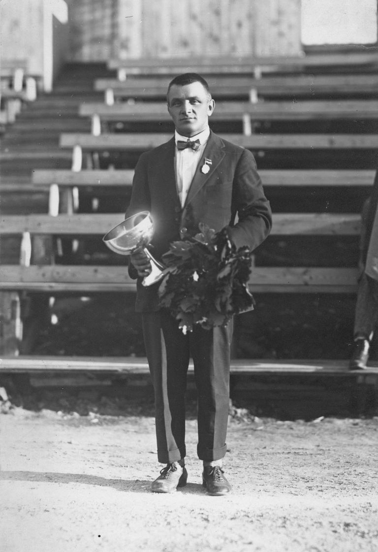 Eduard Pütsep on Göteborgi mängudelt võidukana koju saabunud (1923).